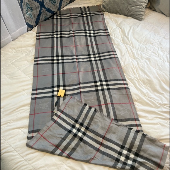 Burberry Scarf - Picture 2 of 4